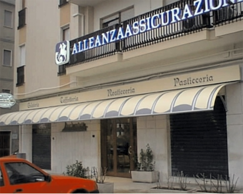 Edificio con l'insegna 