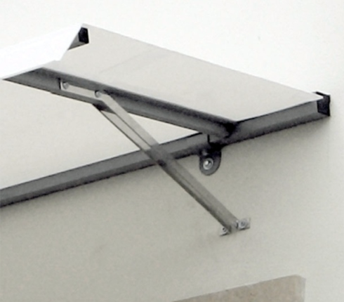 Tavolo pieghevole da parete, struttura in metallo argentato, superficie bianca, fissato a una parete bianca.