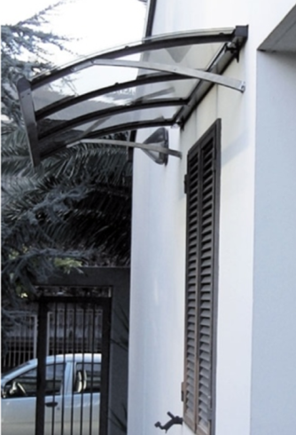 Una tenda curva e trasparente sopra una finestra di un edificio bianco con persiana chiusa; telaio in metallo scuro.