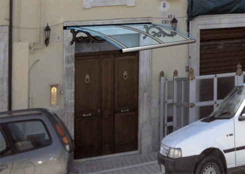 Porta marrone con tenda in vetro, tra le auto parcheggiate.