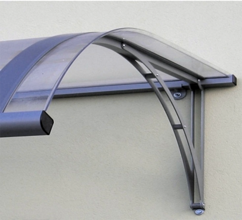 Una tenda da sole in plastica grigia e trasparente fissata a una parete beige.