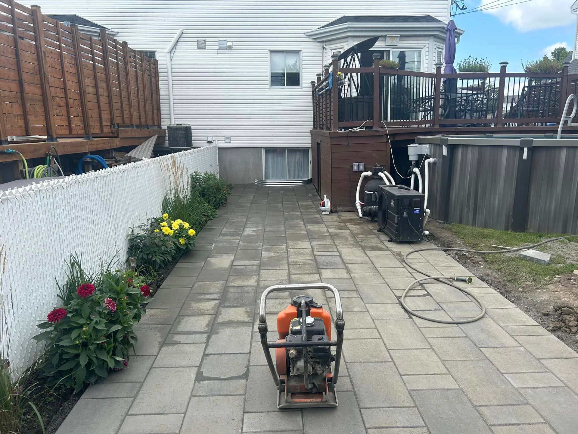 Une machine est assise sur le trottoir devant une maison.