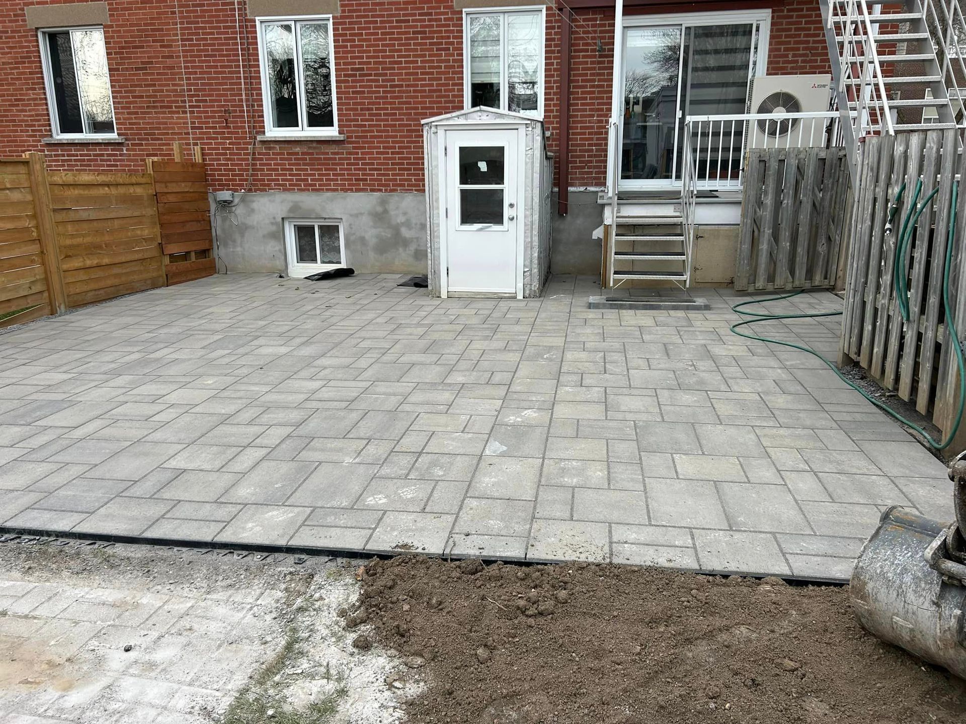 Un bâtiment en briques avec un patio devant.