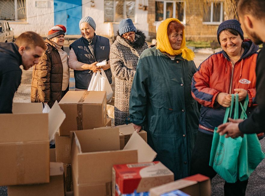 Ukraine refugees standing in line for food donations.