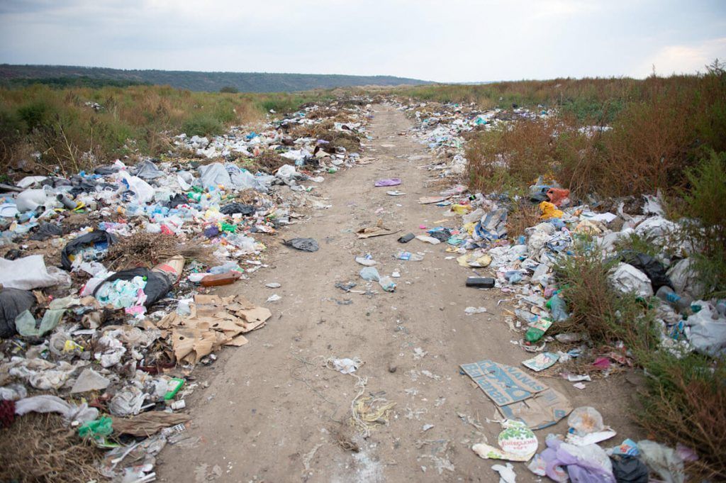 Ukraine trash on road