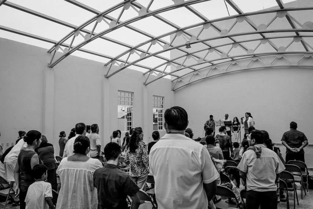 The congregation celebrating and praising God for the blessing of a place to gather. Photo by Armando Lomelí Perales.