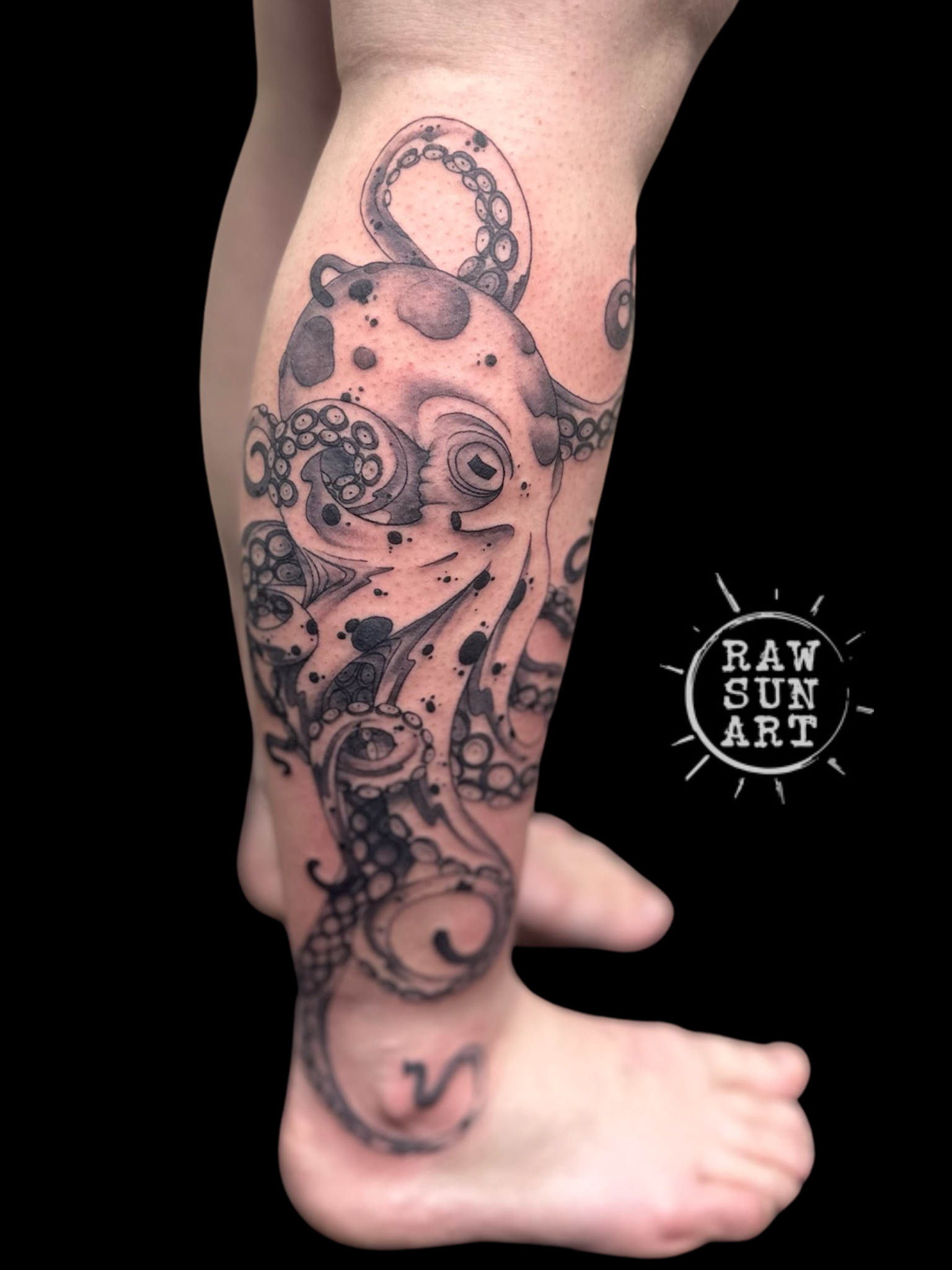 A person with a tattoo on their leg that says raw sun art