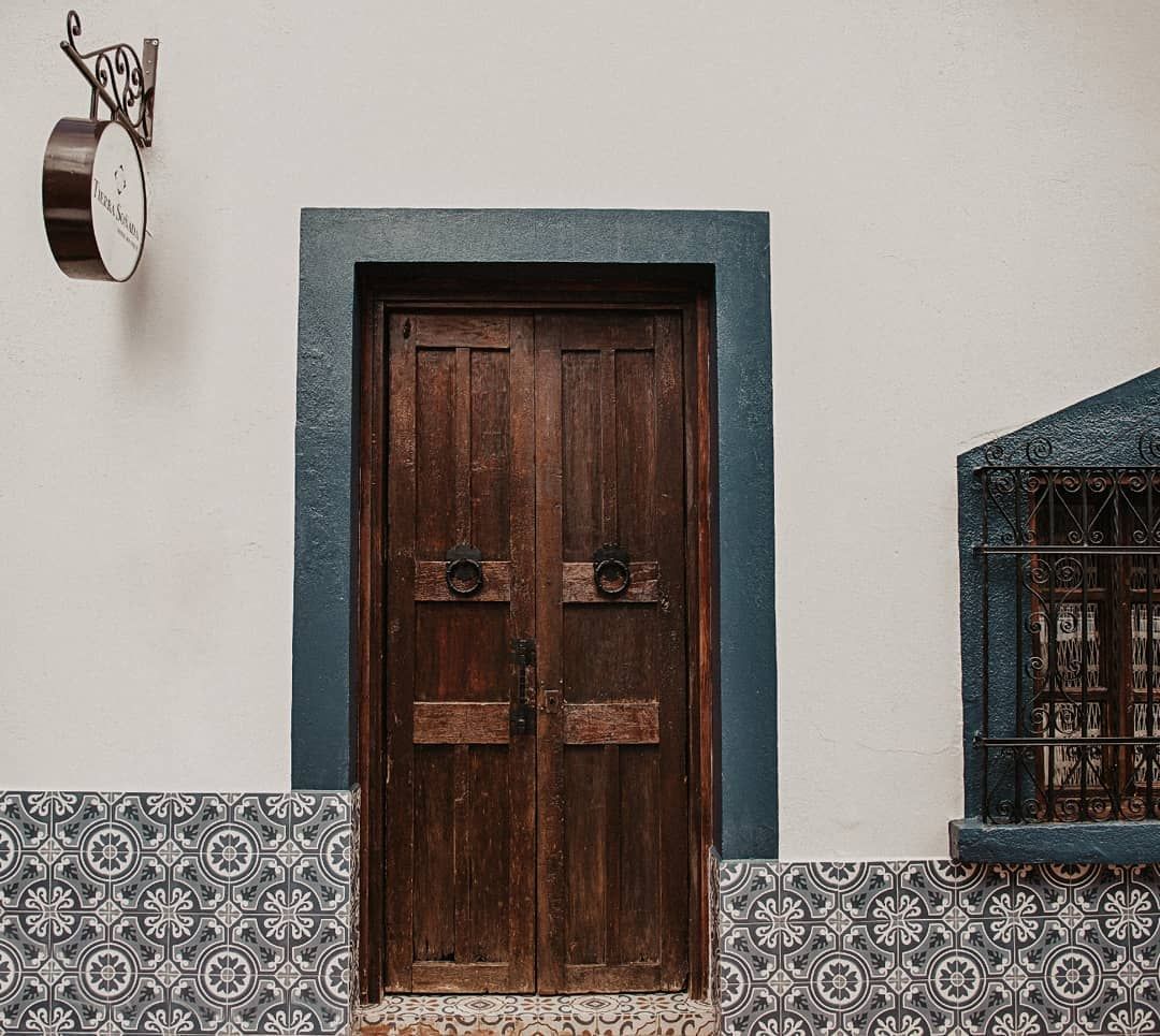 Fachada de Tierra Soñada Hotel Boutique con detalles únicos y decorativos