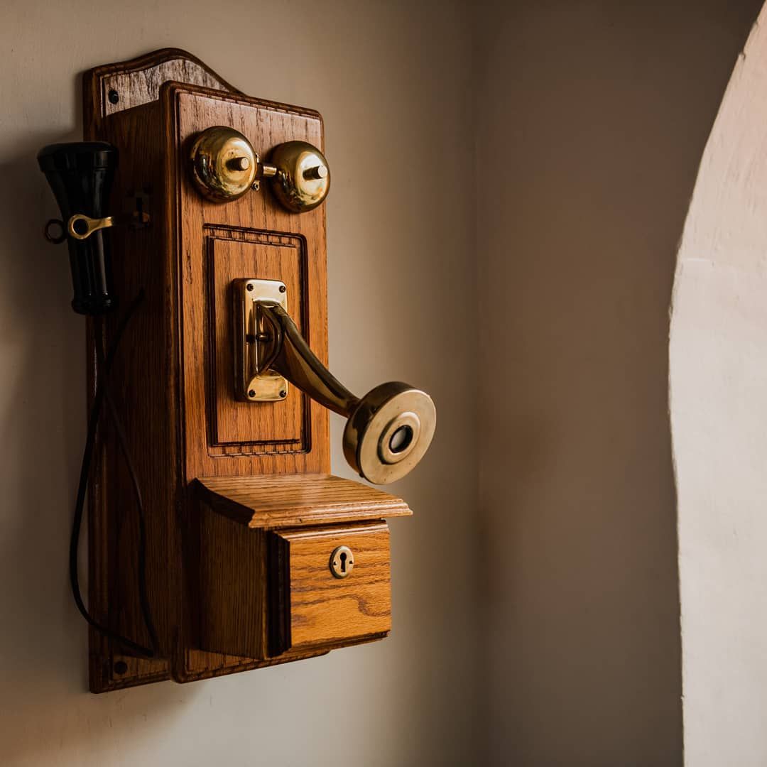 Telefono antiguo y decorativo en el loby del hotel boutique
