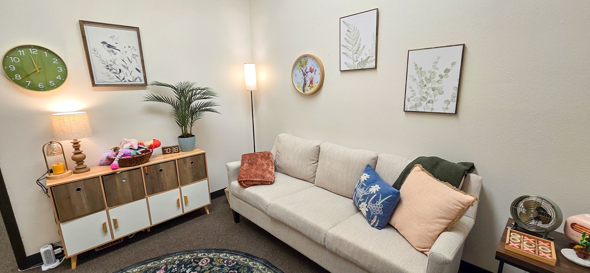 A cozy therapy room in Oroville with botanicals and plants.