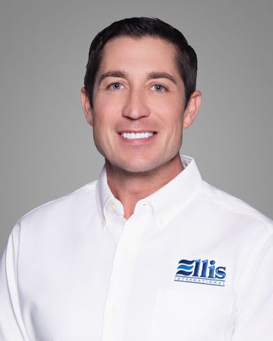Smiling woman in a white Eliis-branded shirt against a gray background