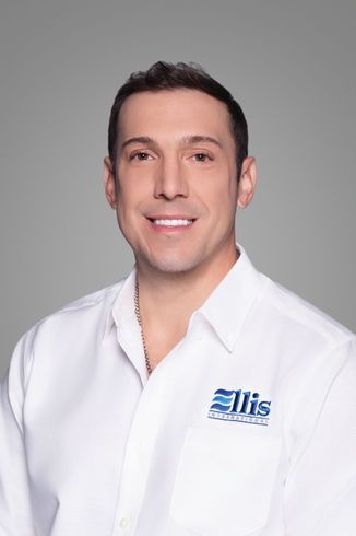 Smiling woman in a white Eliis-branded shirt against a gray background