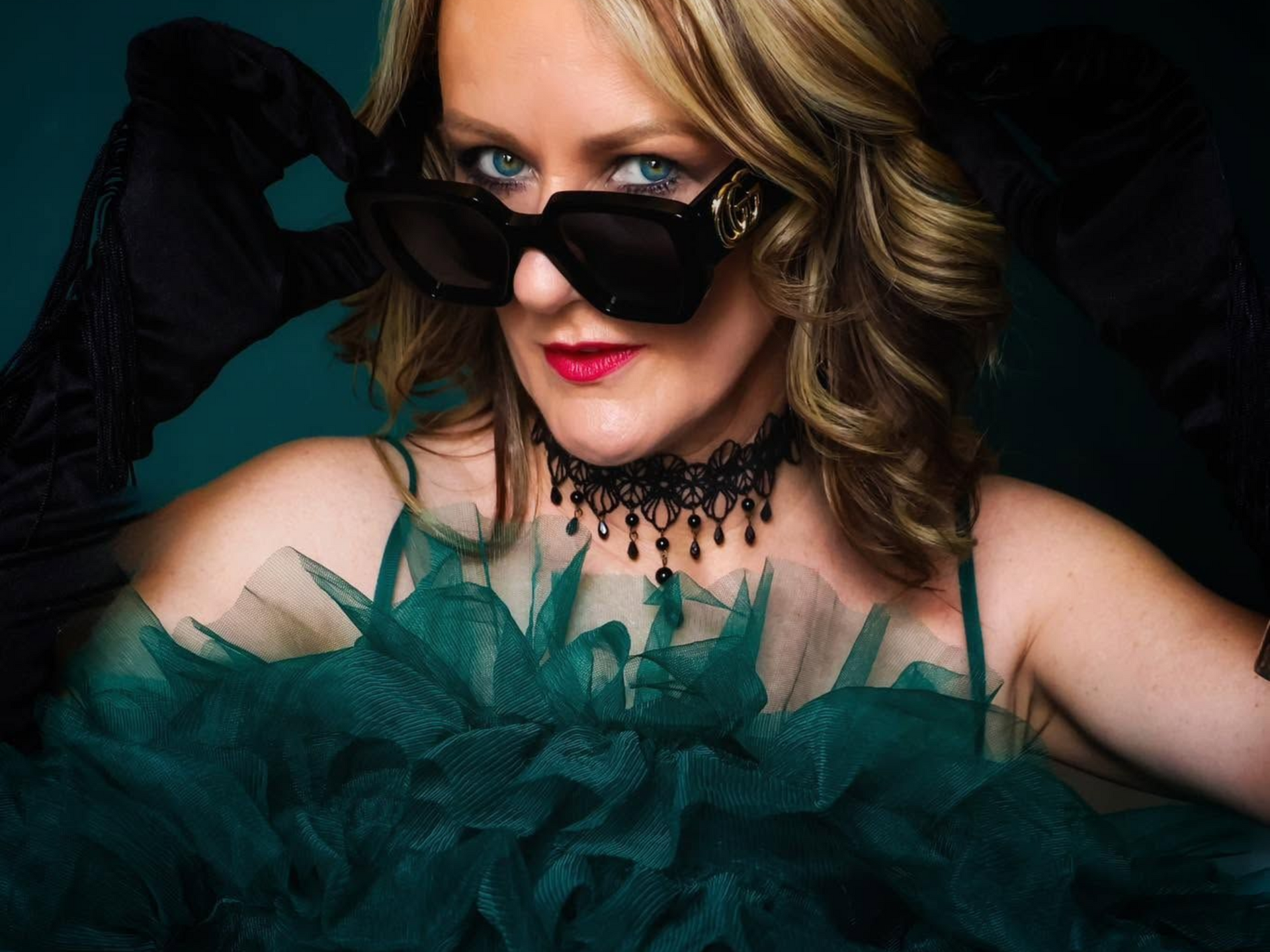 Join us for an unforgettable evening as Fiona Young returns to La Dragon for a cabaret night.