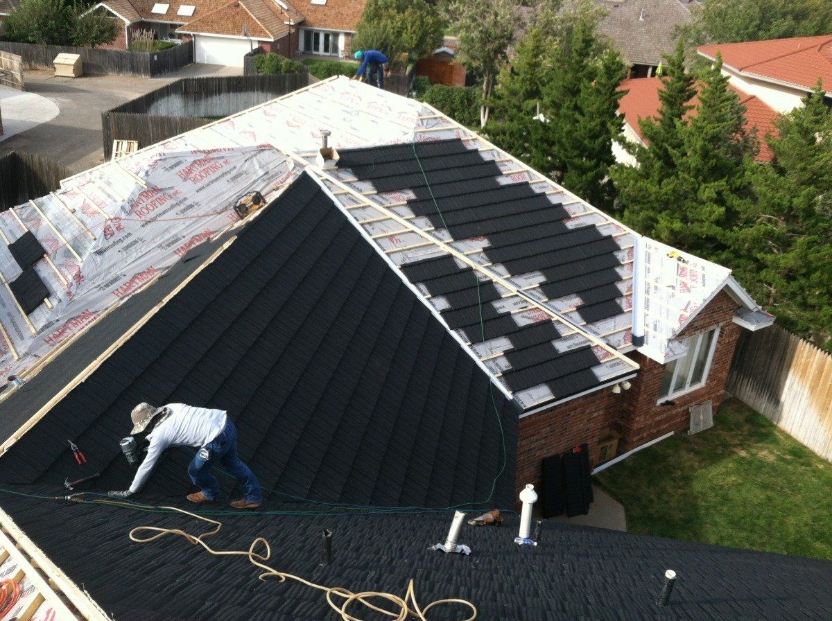 contractor replacing roof