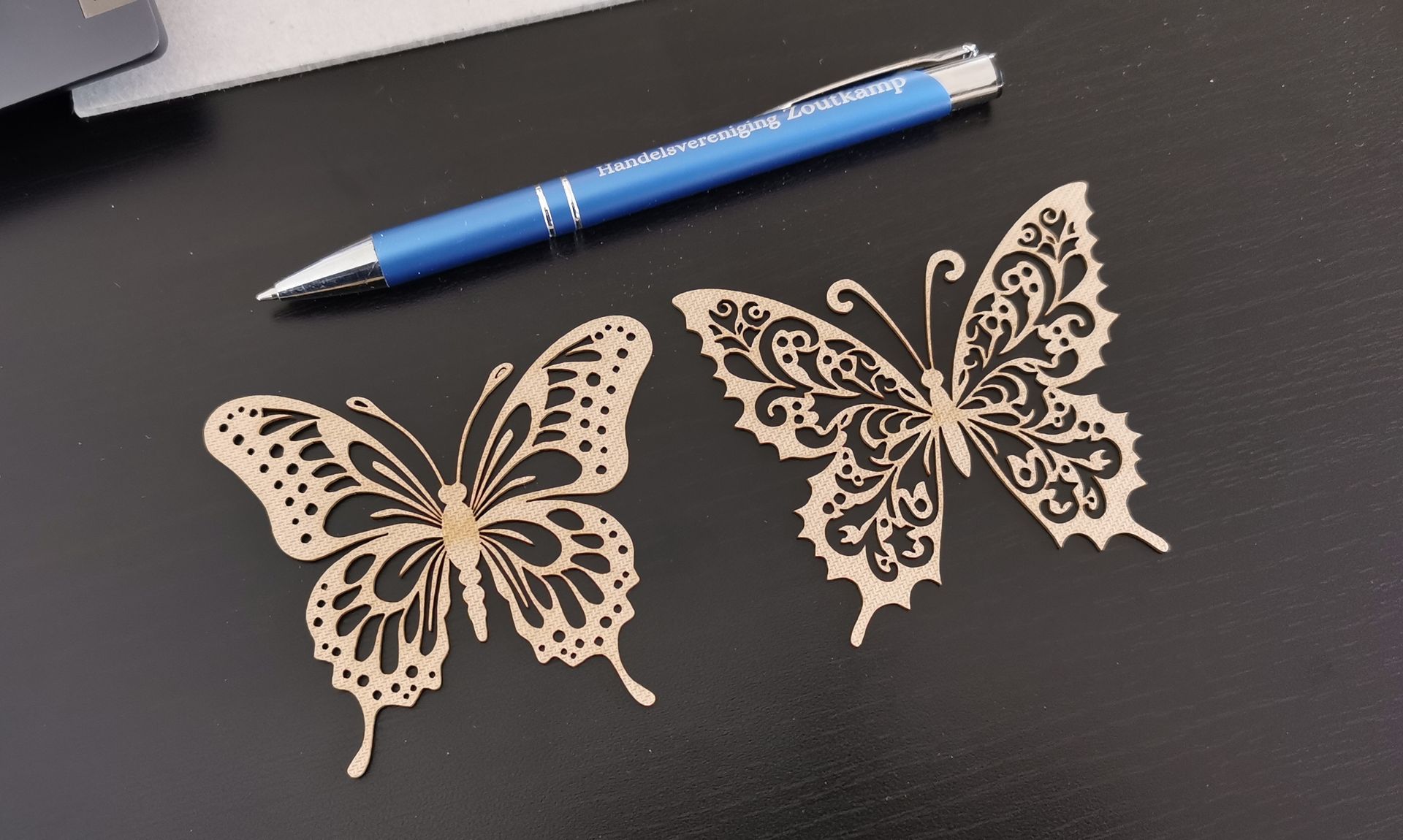 Vlinders gesneden uit kraftplex