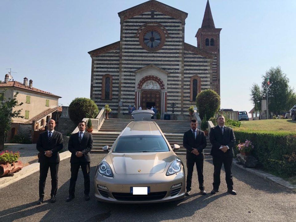 Carro funebre davanti a chiesa
