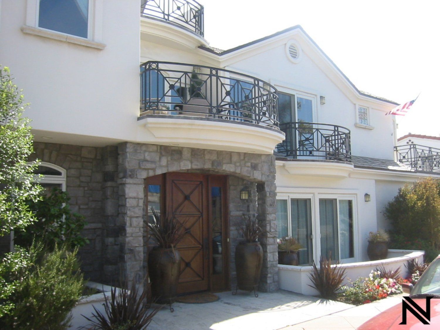 A white house with the letter n on the side