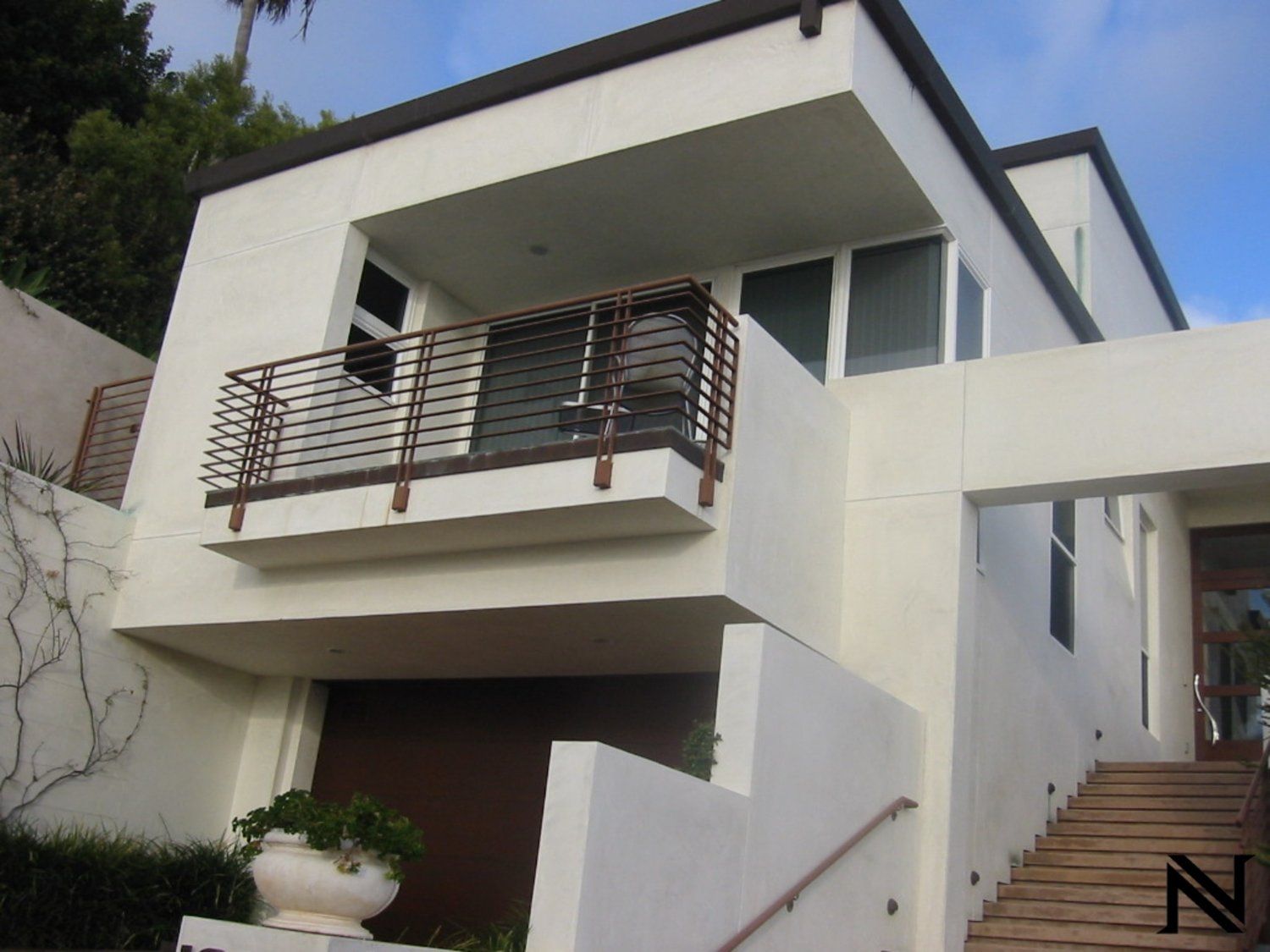 A white house with the letter n on the front