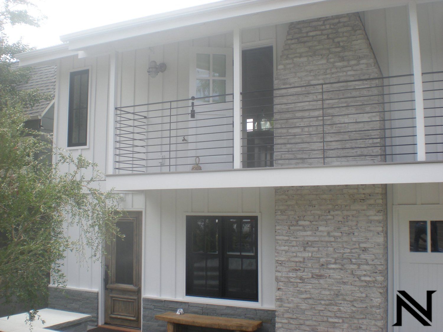 A white house with the letter n on the door