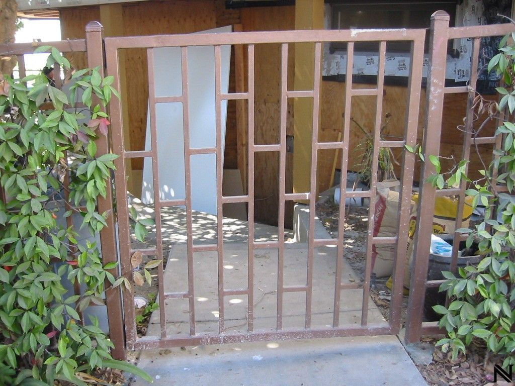 A fence with the letter n on it