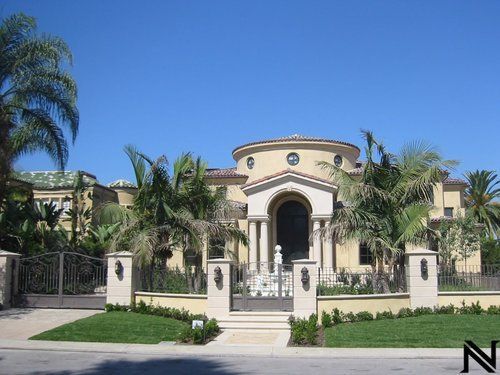 A large house with the letter n on the side of it