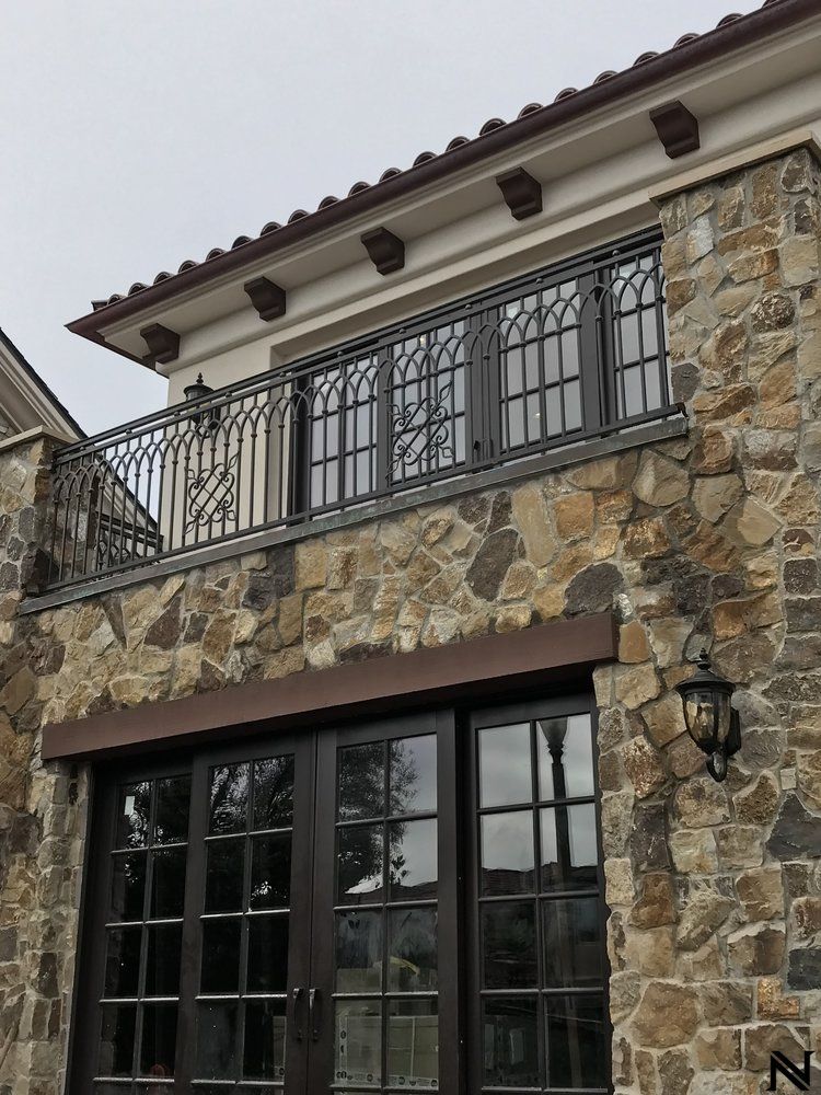 A stone building with a balcony and the letter z on it