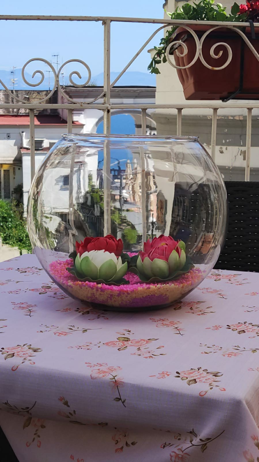 Boccia in vetro con fiori