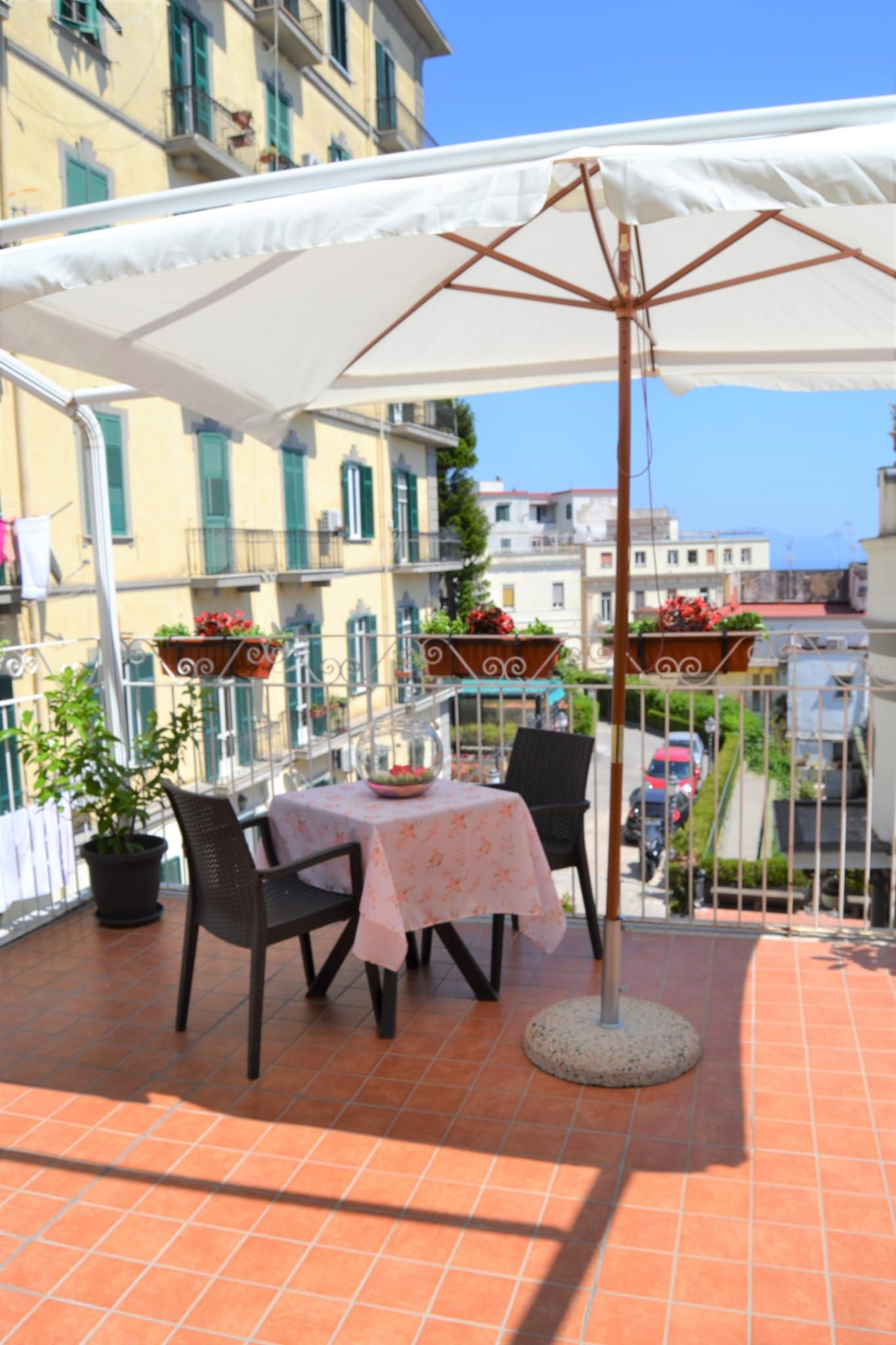 Terrazza con tavoli