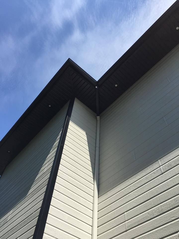 Regardant le coin d'un bâtiment avec un ciel bleu en arrière-plan