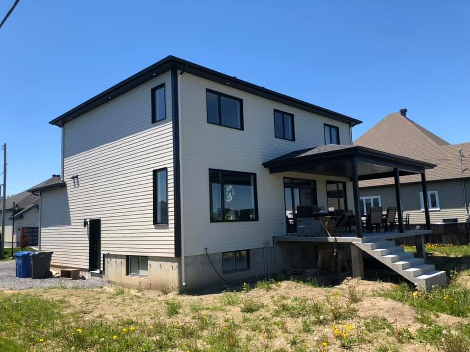 L'arrière d'une maison avec des escaliers qui y mènent