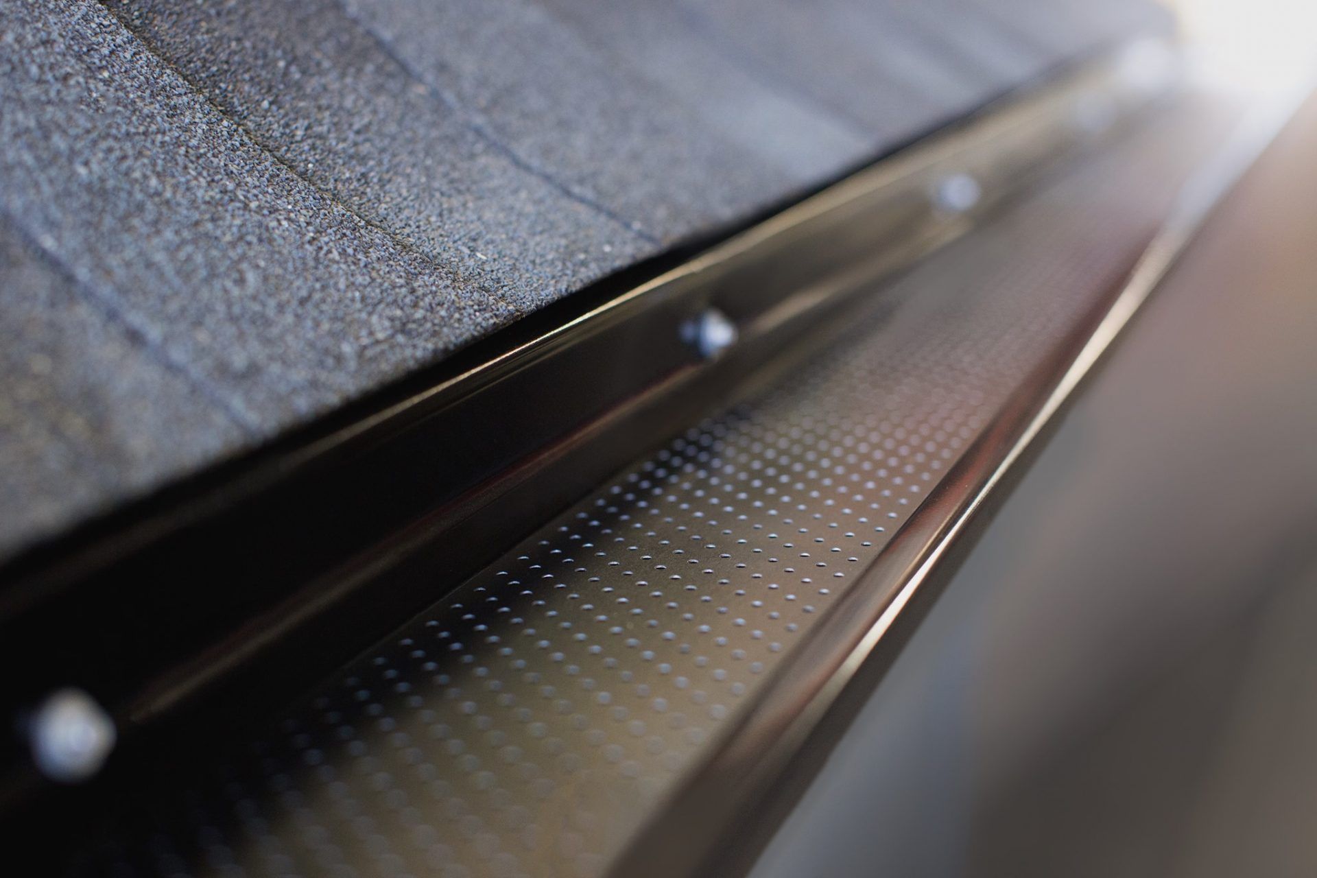 Un gros plan d'une gouttière sur un toit