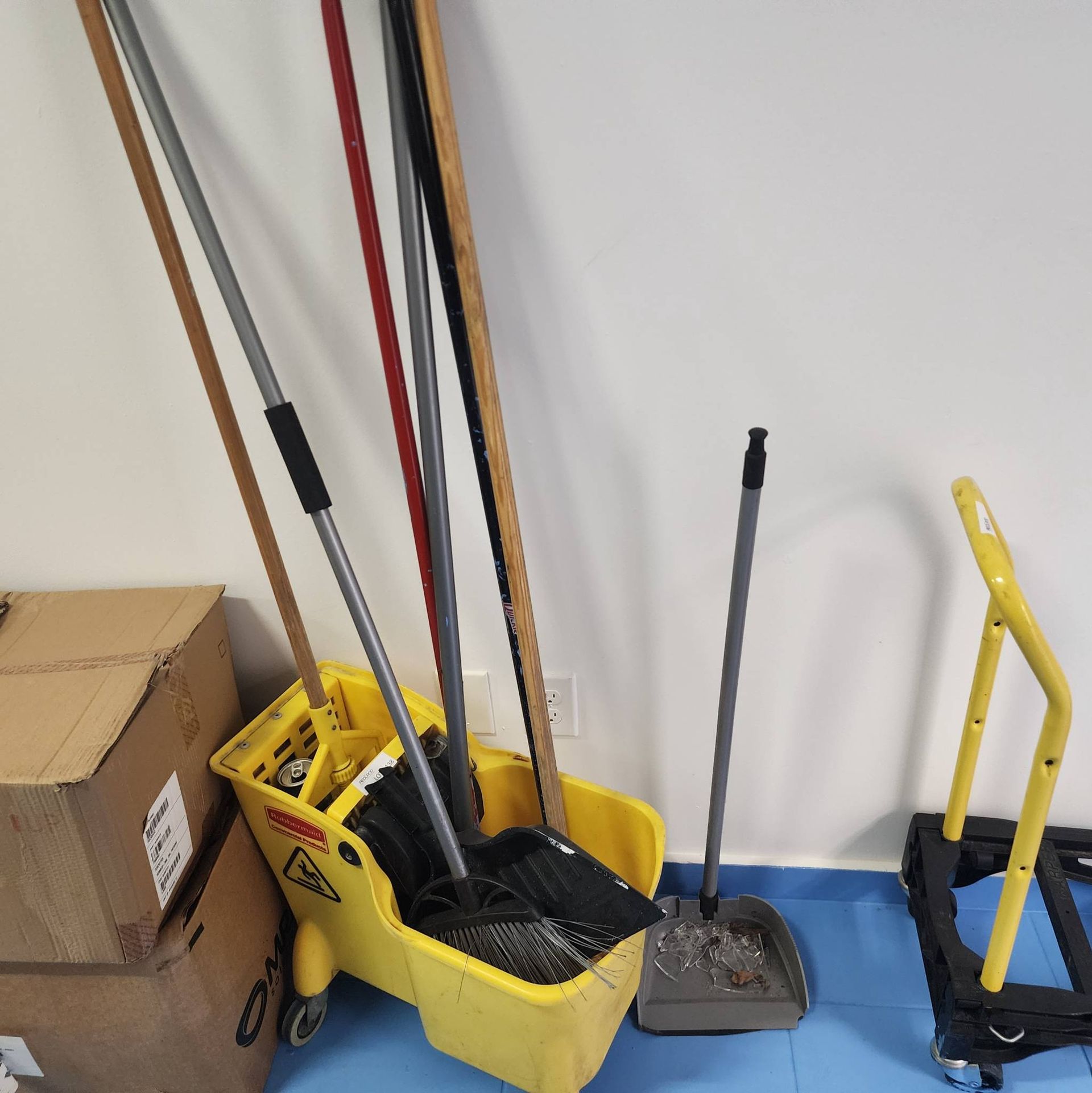 Lot 138 - Cleaning Tools and Mop Bucket Set