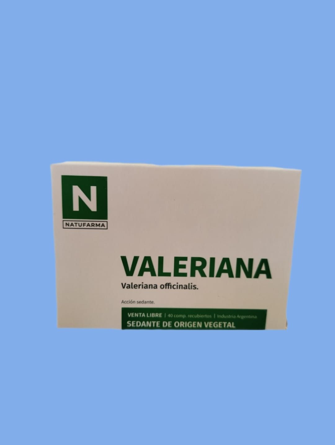 Caja blanca de suplemento herbal “Valeriana” con una franja verde y un logo “N” sobre un fondo azul claro.