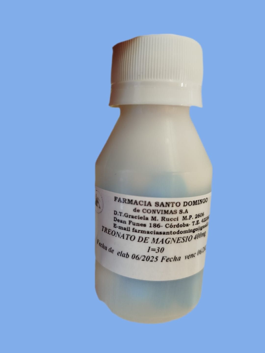 Botella blanca etiquetada "Carbonato de magnesio" sobre un fondo azul.