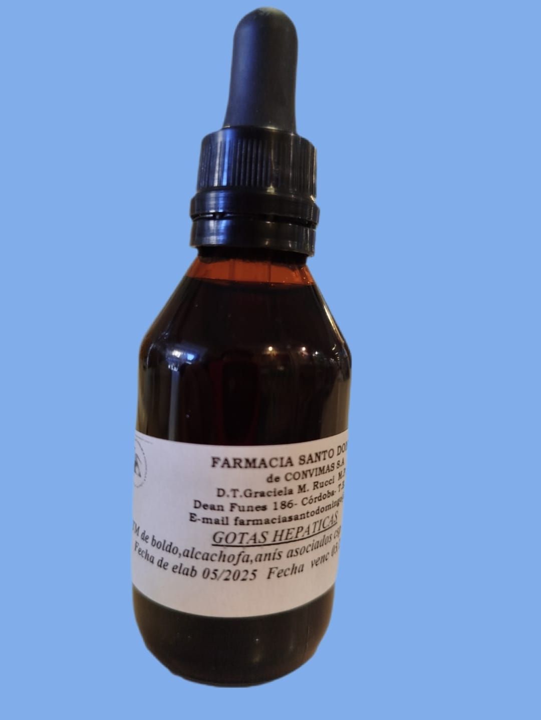Un frasco de vidrio marrón con gotero, lleno de un líquido oscuro. La etiqueta dice "Gotas Hepáticas".