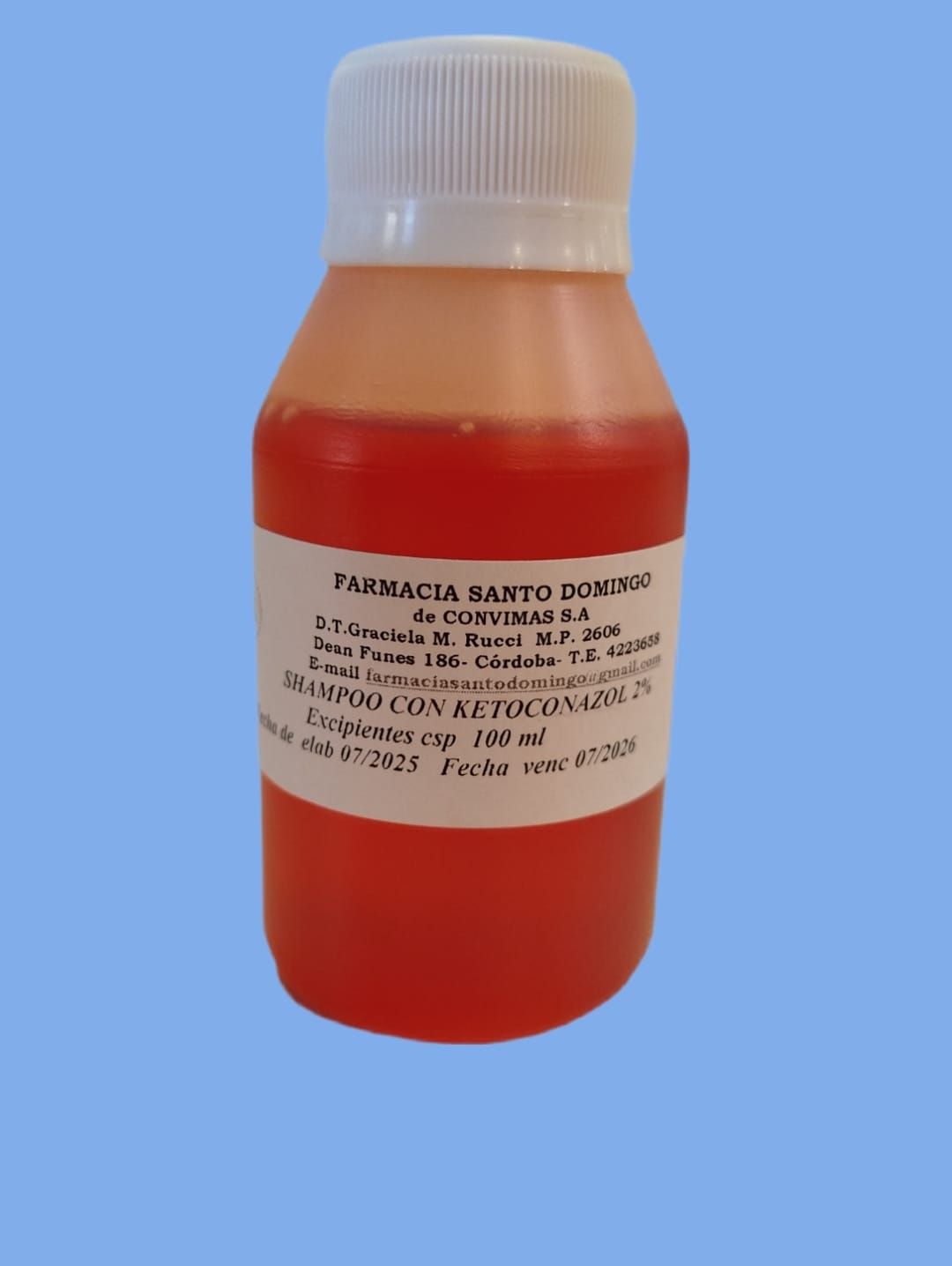 Una botella de líquido rojo con tapón blanco y etiqueta. La etiqueta dice "Farmacia Santo Domingo".