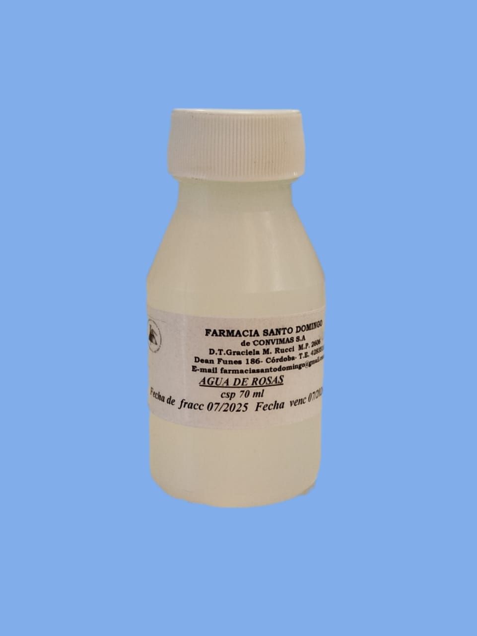 Una botella blanca con tapón blanco. La etiqueta contiene texto negro con texto claro visible. Está sobre un fondo azul.