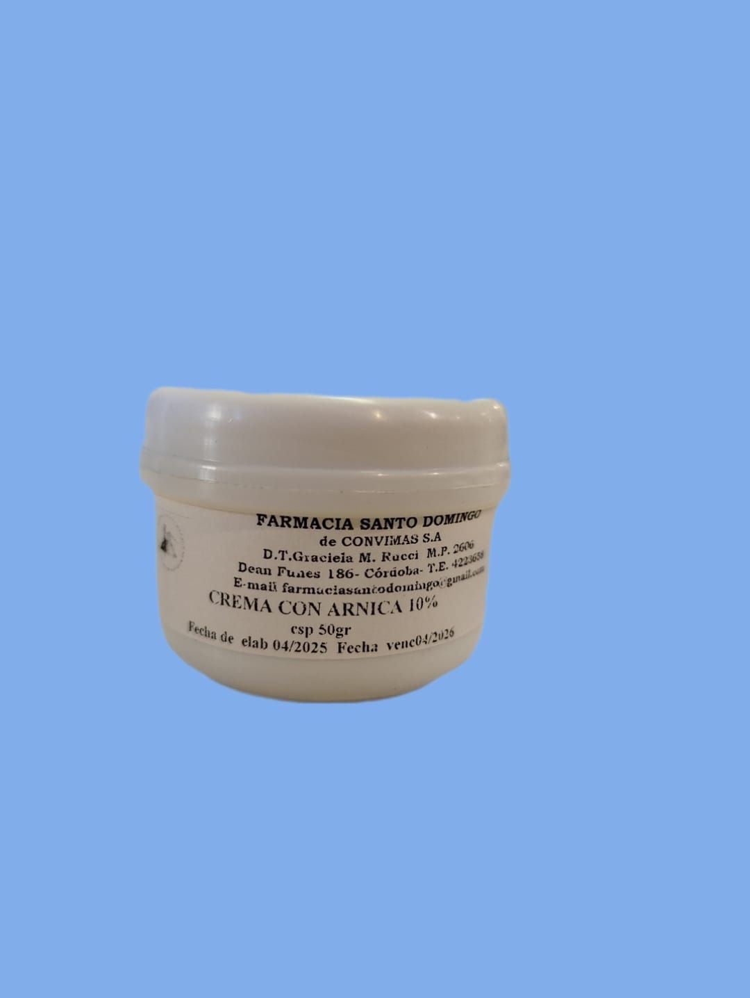 Tarro de crema blanco con el texto “Crema con Arnica B” sobre fondo azul.