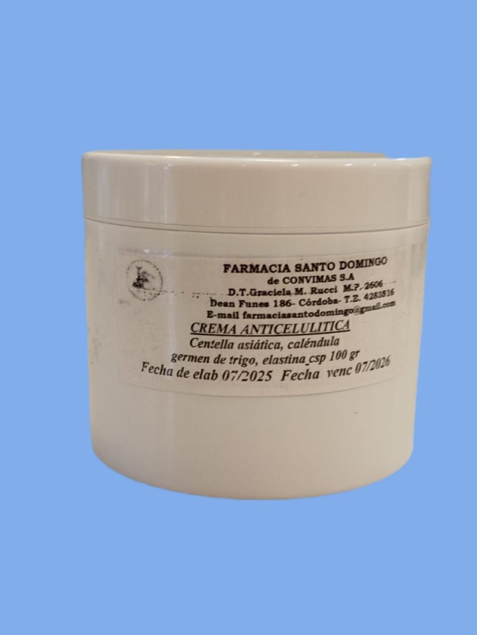 Frasco blanco de crema anticelulítica con texto sobre fondo azul. Etiqueta: "Farmacia Santo Domingo".