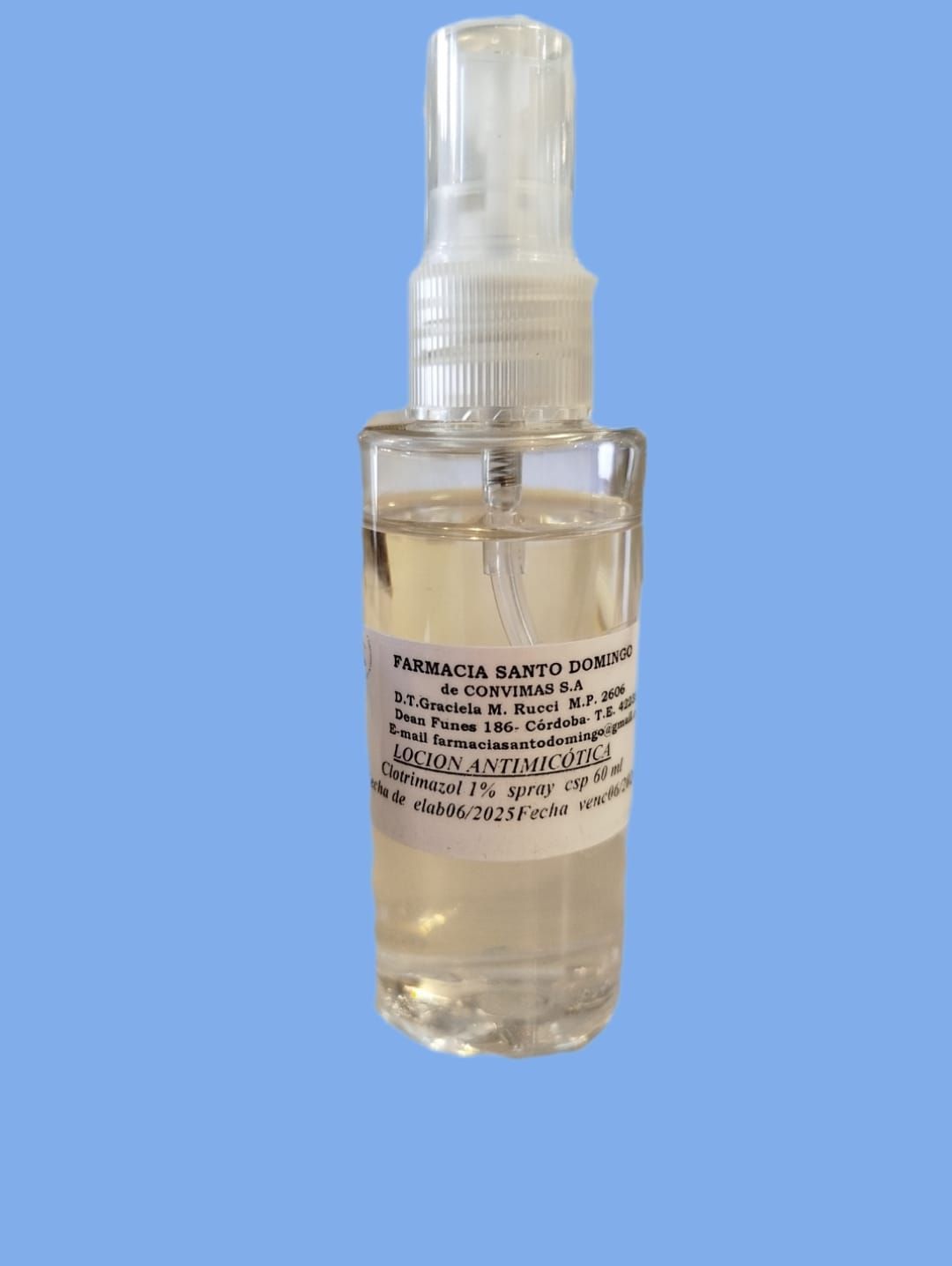 Pequeña botella de spray transparente con etiqueta que contiene un líquido de color claro, sobre un fondo azul.