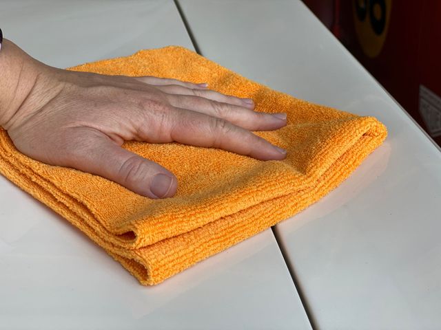 How to Use a Microfiber Cloth Correctly