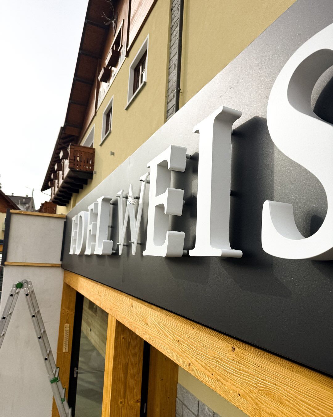 Primo piano di un'insegna tridimensionale 