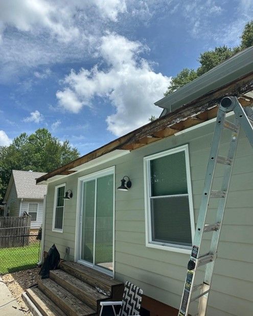 A ladder is sitting on the side of a house.