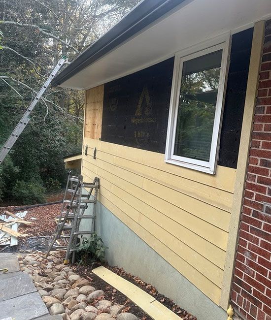 A ladder is sitting on the side of a house