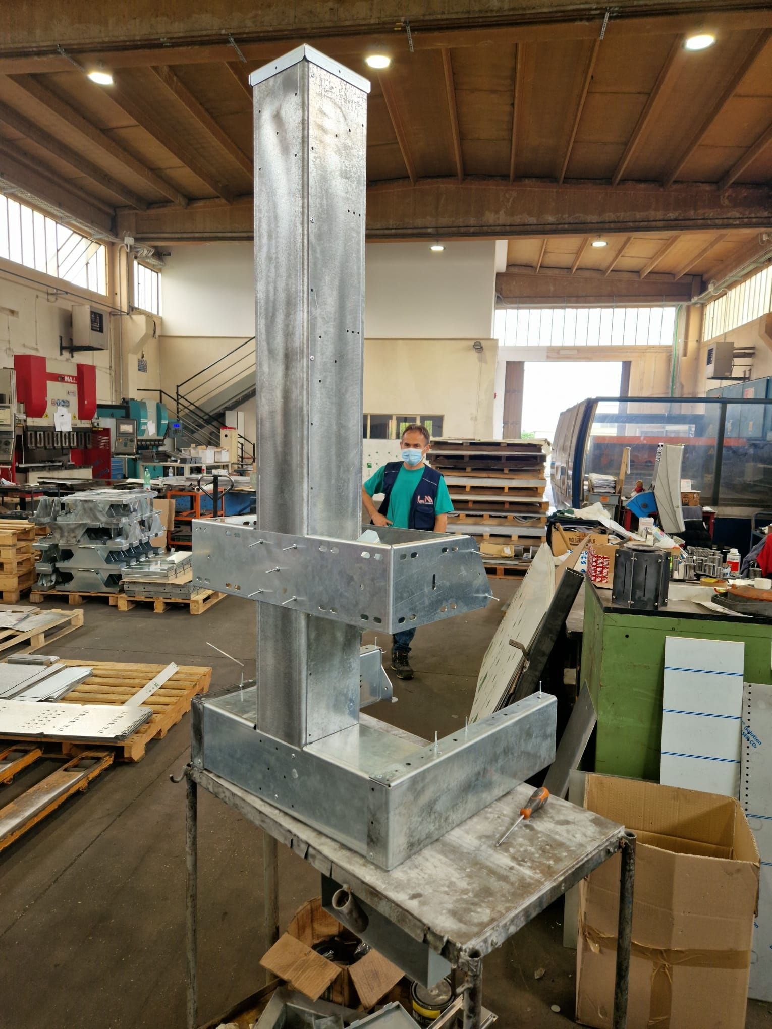 totem in lamiera zincata