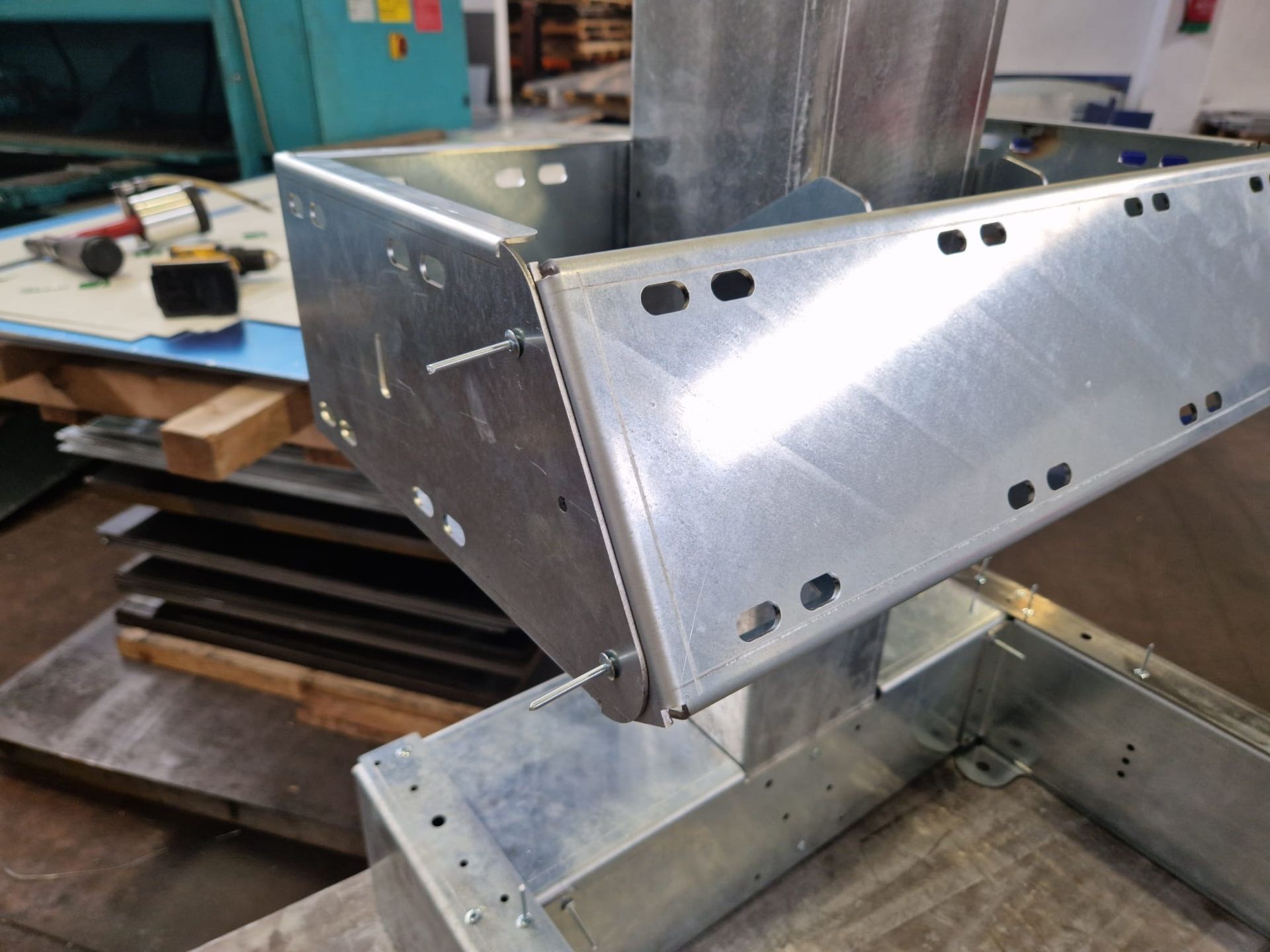 totem in lamiera pre zincata