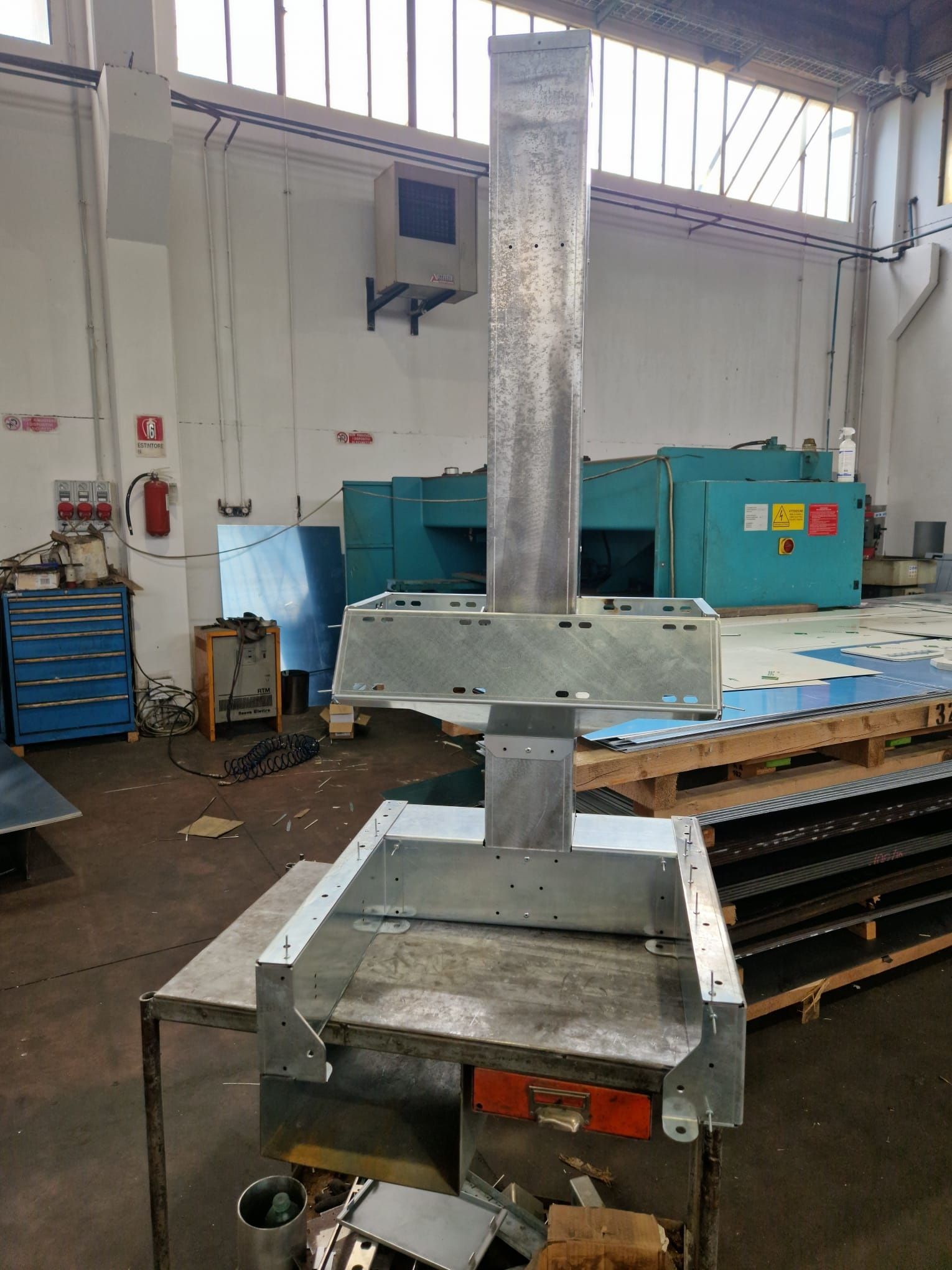 realizzazione totem in lamiera