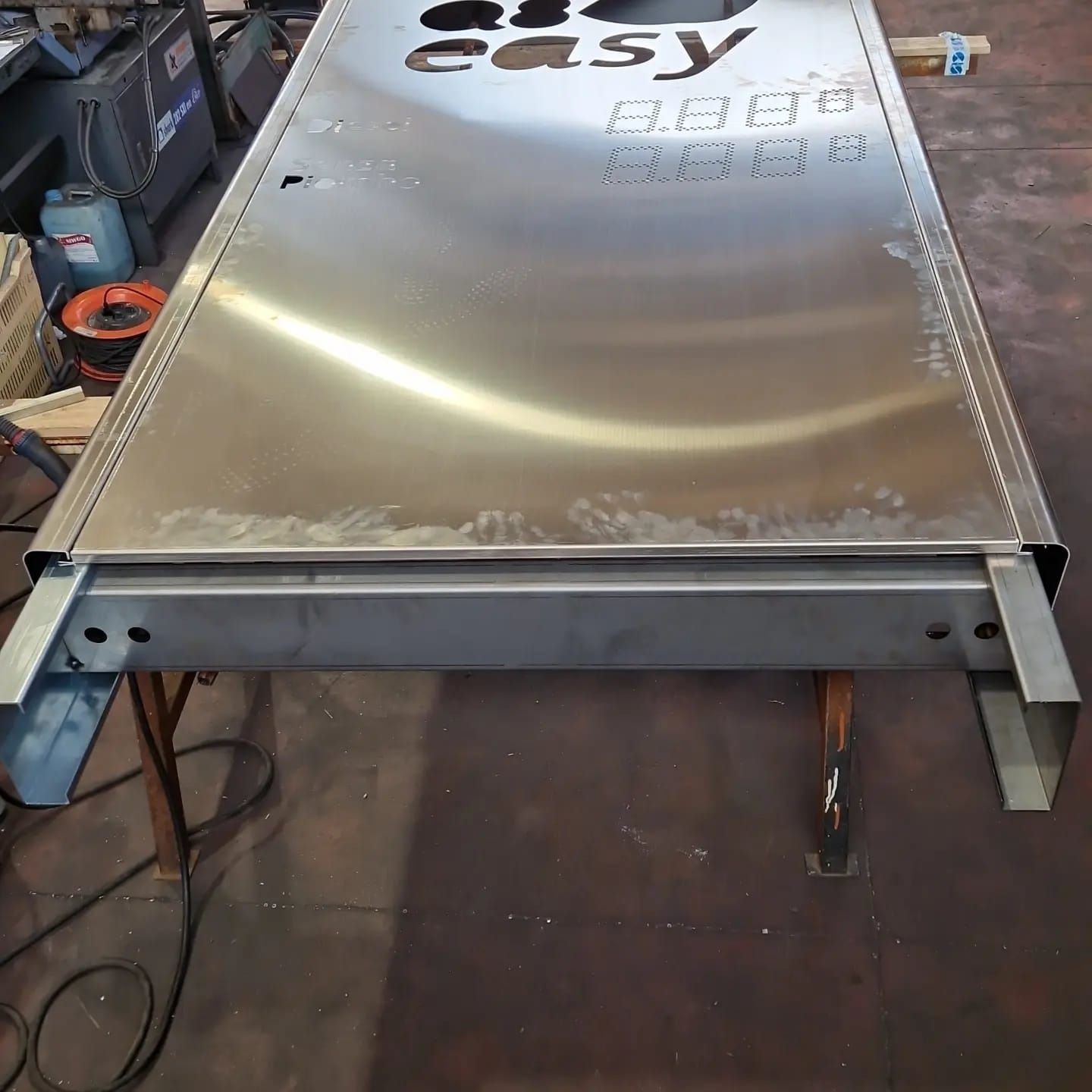 piega totem in alluminio