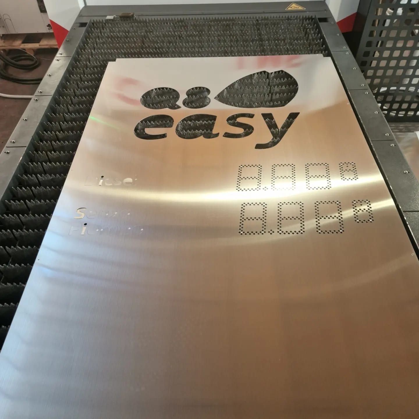 Lavorazione totem in alluminio