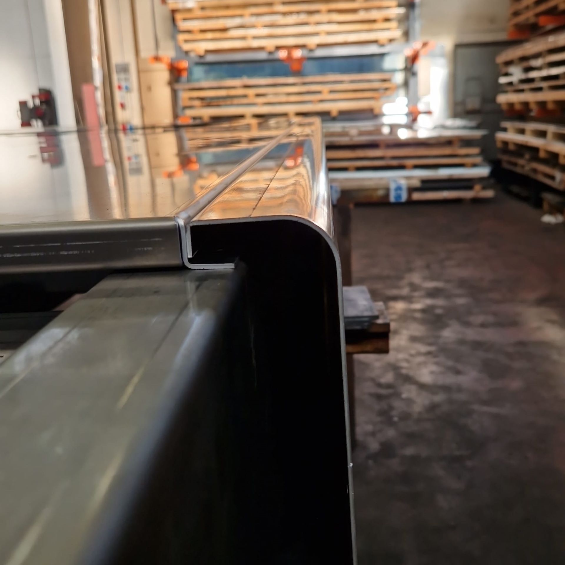 taglio e piega, totem in alluminio